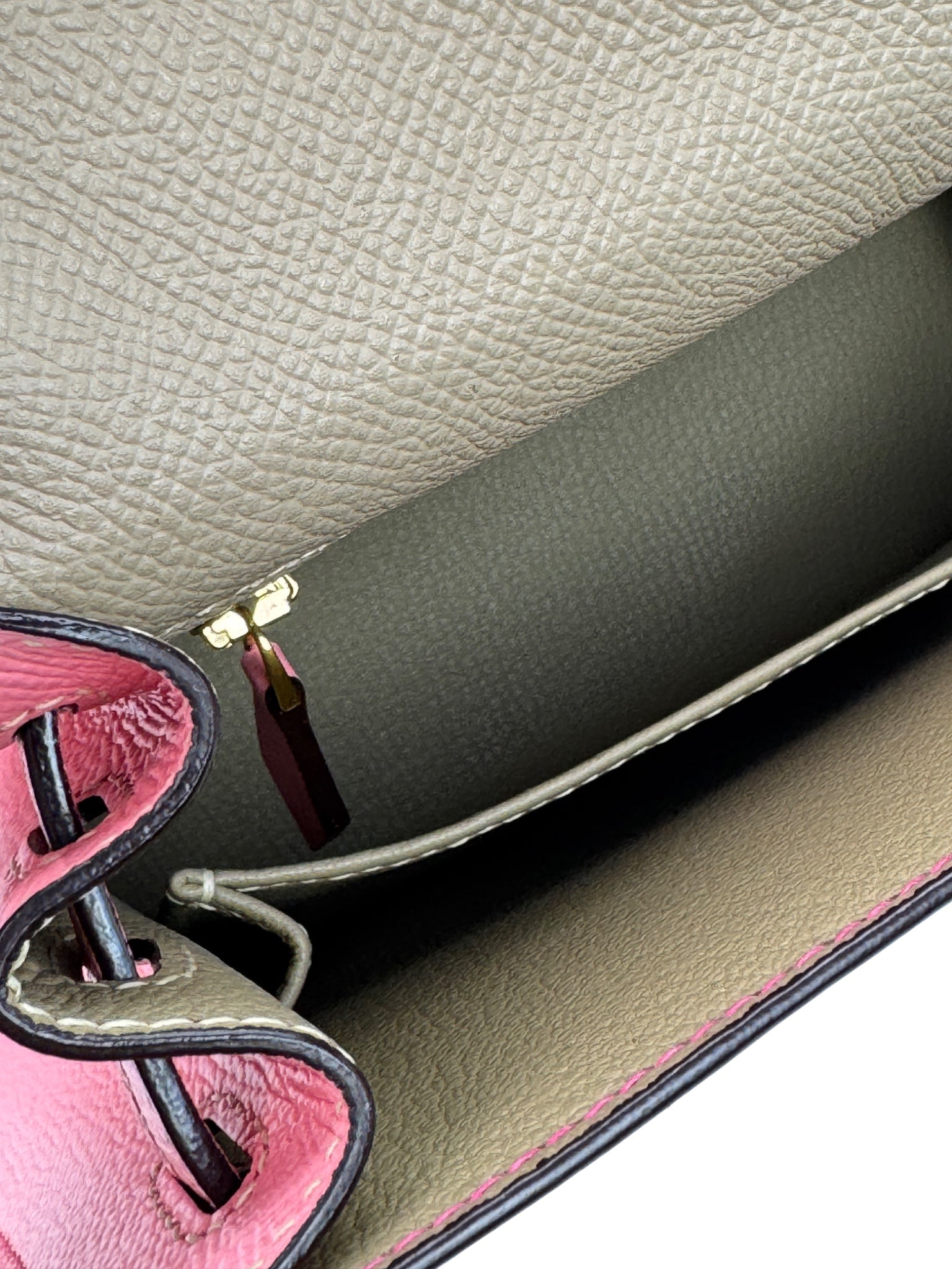 Pocket view of Kelly 25 leather handbag made from HuongCraft PDF pattern